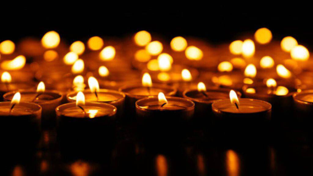 candele accese luce nelle tenebre