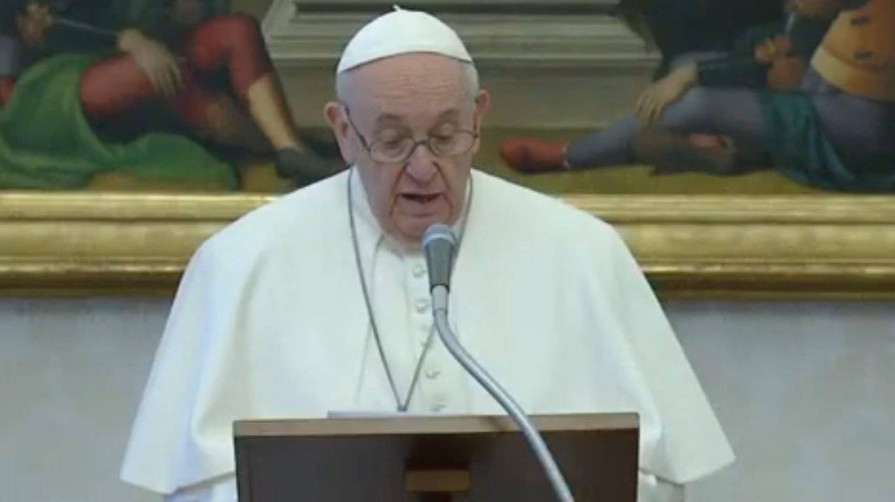 Angelus: Papa prega per senzatetto morto di freddo in Vaticano - Video