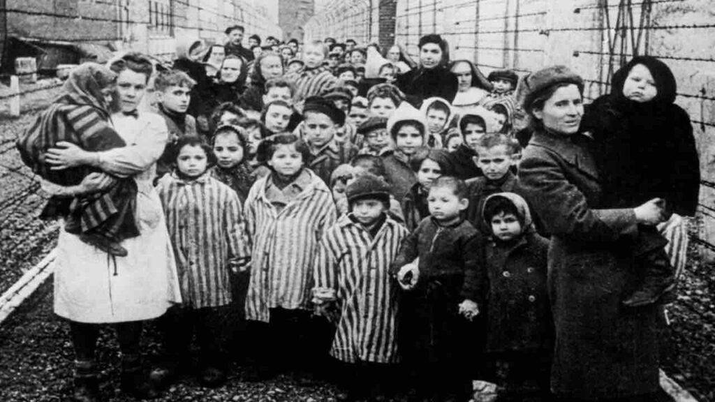 Venti bambine ebree durante la persecuzione