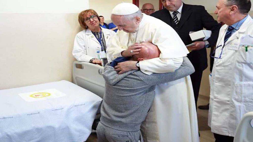 Papa Francesco abbraccia commosso un malato
