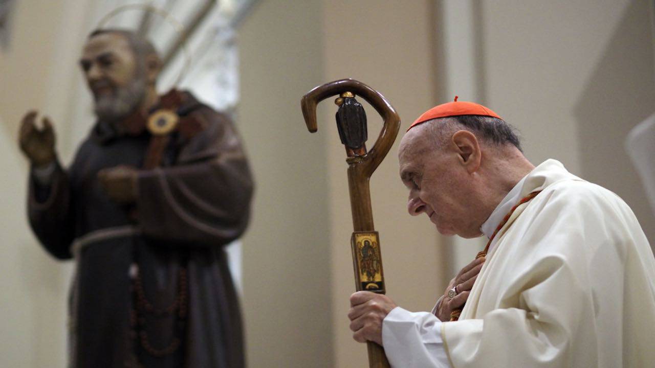 Cardinale Comastri prega Padre Pio