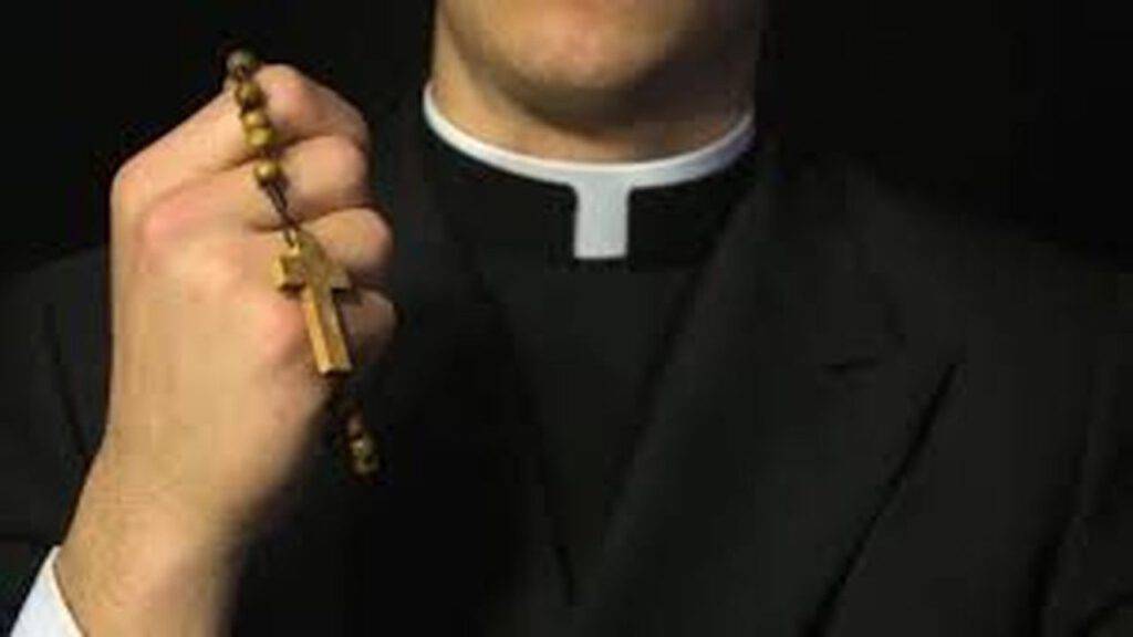 sacerdote col rosario in mano