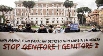 Manifestanti uniti davanti al Viminale in difesa di Mamma e Papà