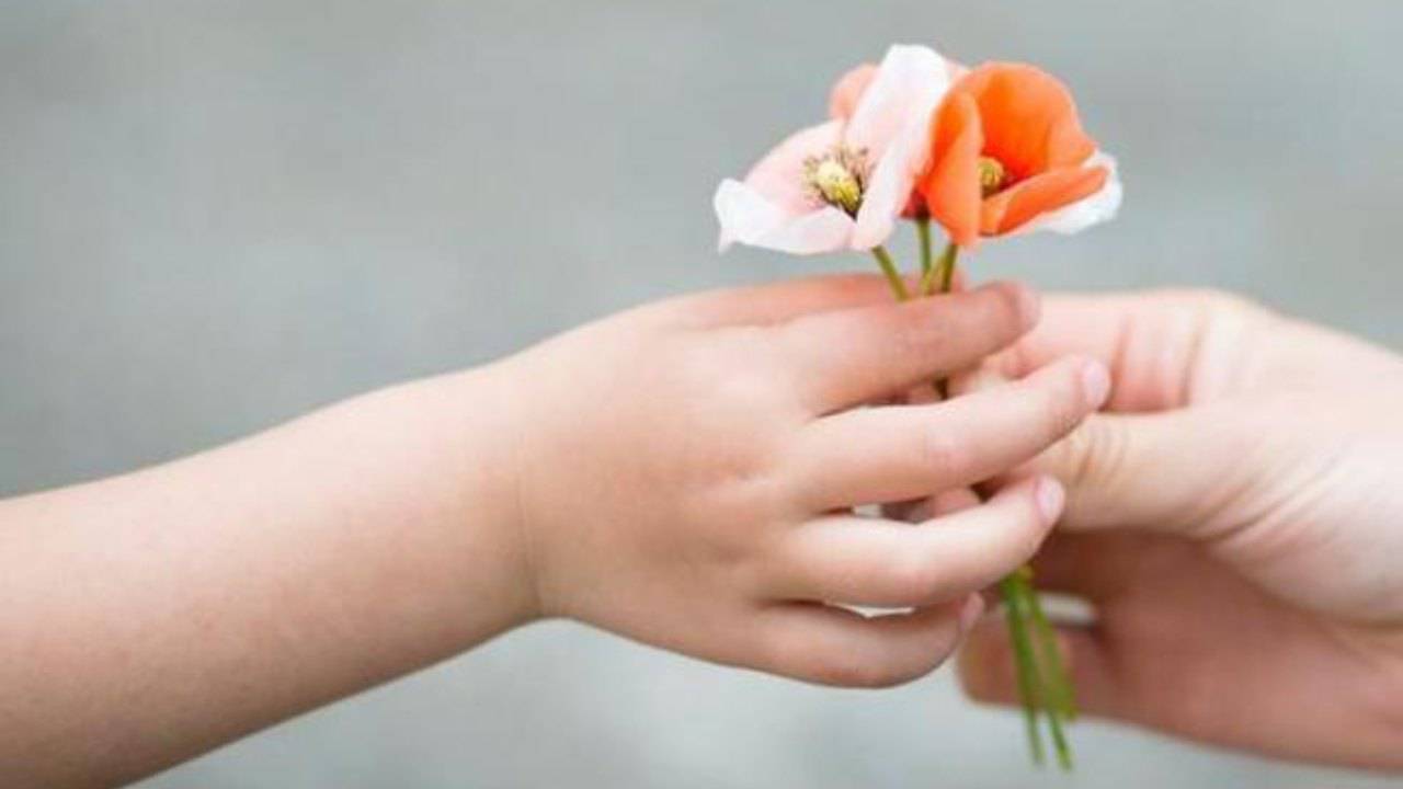 Mani con fiori