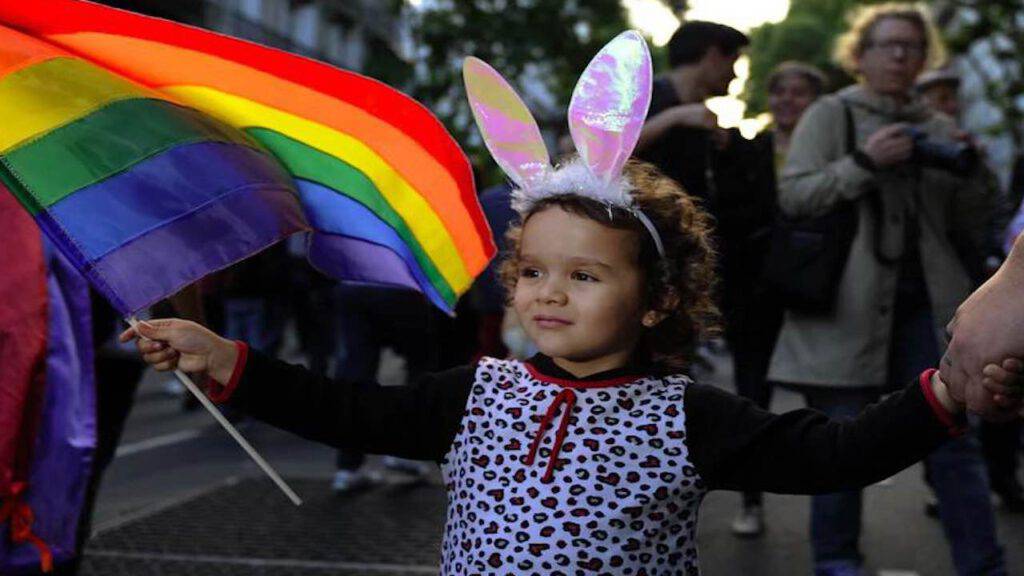 bimba con bandiera arcobaleno