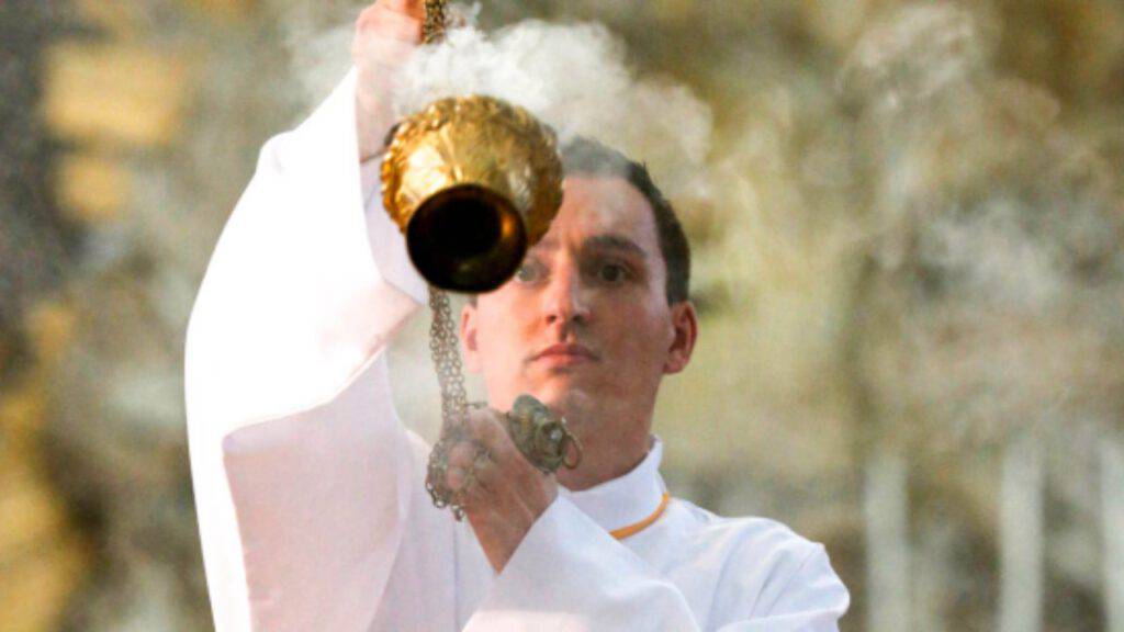 incenso chiesa sacerdote