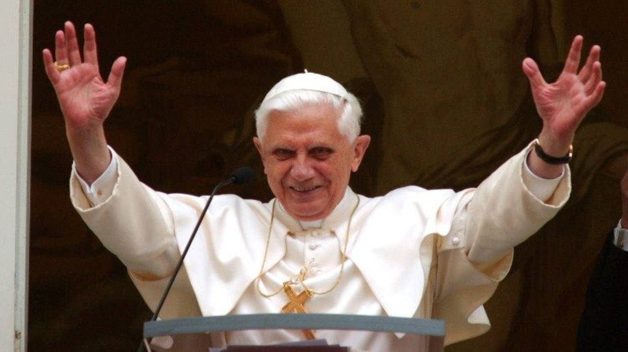 Benedetto XVI braccia spalancate