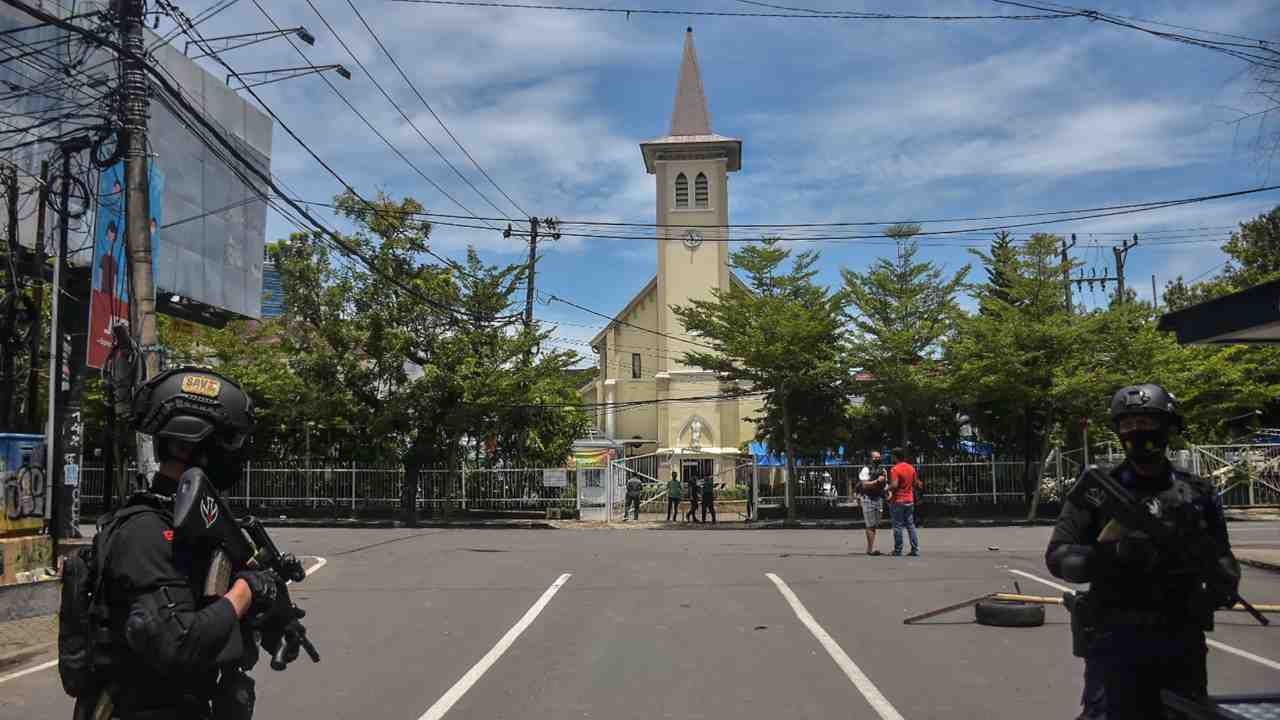 Polizia davanti cattedrale di Makassar (Indonesia) dopo attentato kamikaze