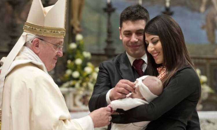 papa francesco con una famiglia