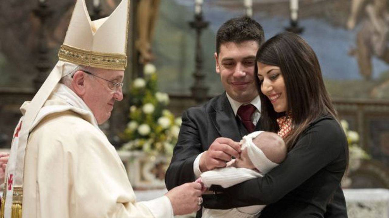 papa francesco con una famiglia