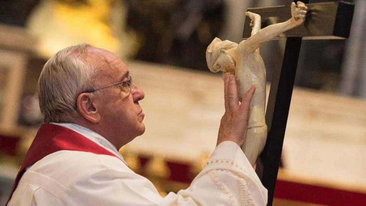papa francesco tocca il crocifisso