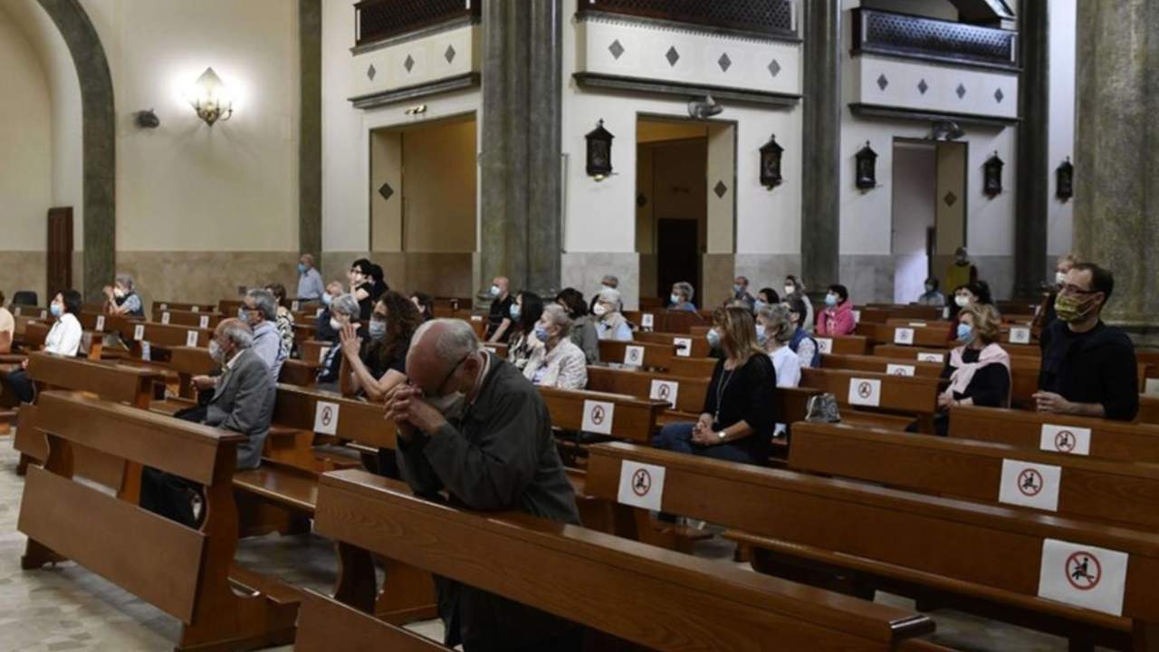 fedeli in chiesa al tempo del covid