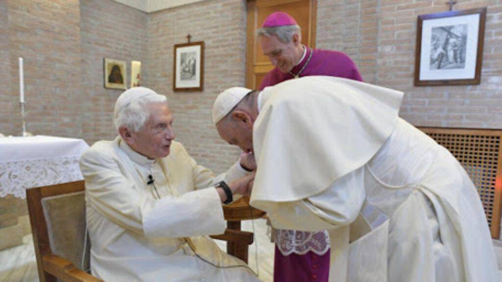 Ratzinger Bergoglio bacia mano