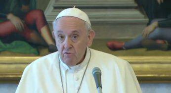 Regina Coeli: “il dio denaro vuole negare la Resurrezione di Cristo”