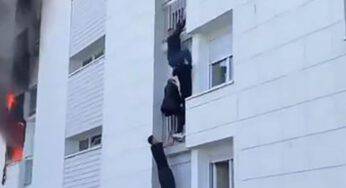 Incredibile: in 30 fanno una scala umana per salvarli dall’incendio – Video