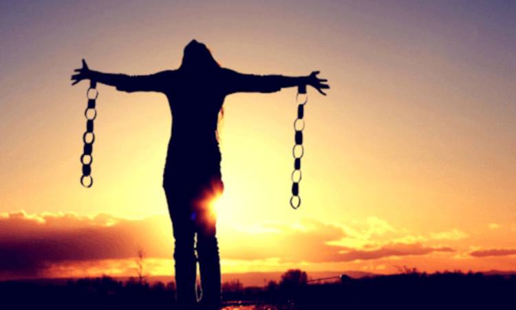donna libera dalle sue catene