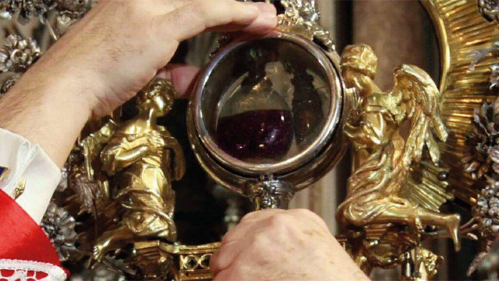 Dopo tanta attesa avviene il miracolo del sangue di San Gennaro Dopo tanta attesa avviene il miracolo del sangue di San Gennaro
