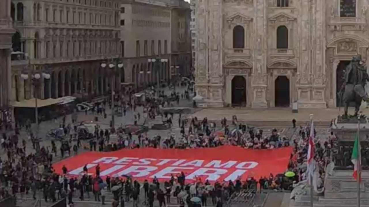 Tour Restiamo liberi duomo di Milano