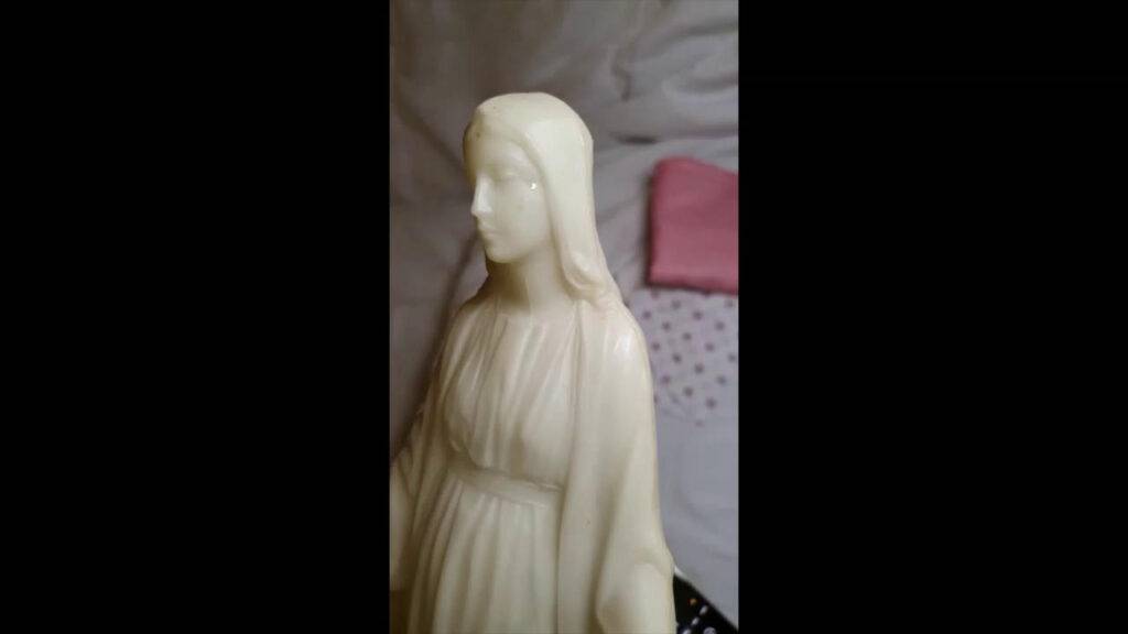 Statua della Madonna che lacrima