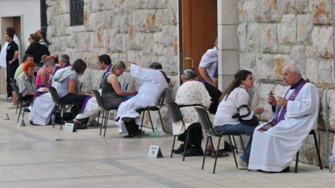 Confessioni a Medjugorje all'aperto