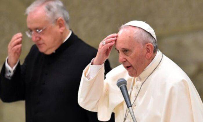 Perché Si Fa Il Segno Della Croce Tre Volte Papa Francesco ci spiega il significato del segno della croce