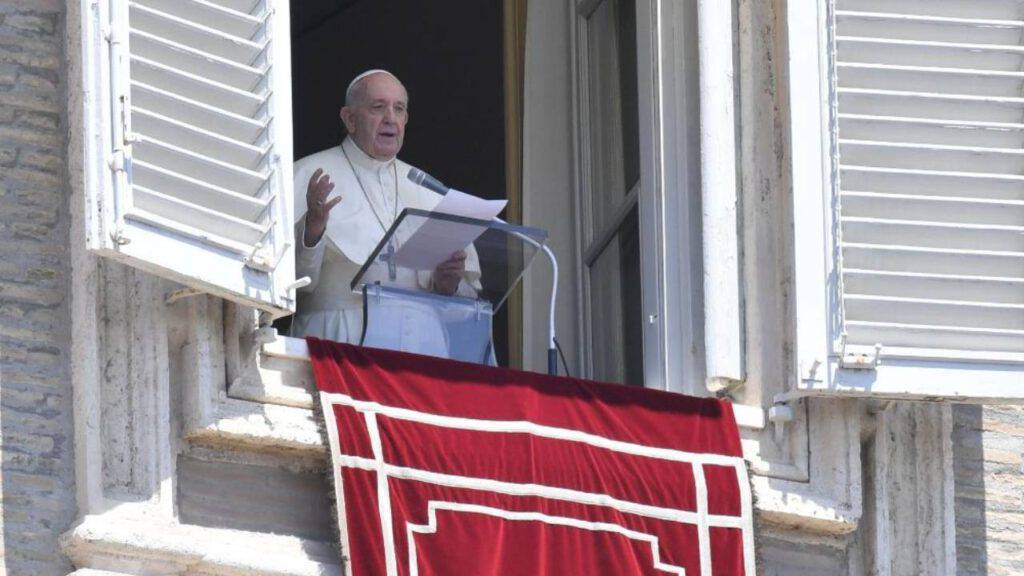 papa san pietro balcone