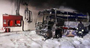 Bus con 25 bambini a bordo prende fuoco: decisivo l’intervento dell’autista