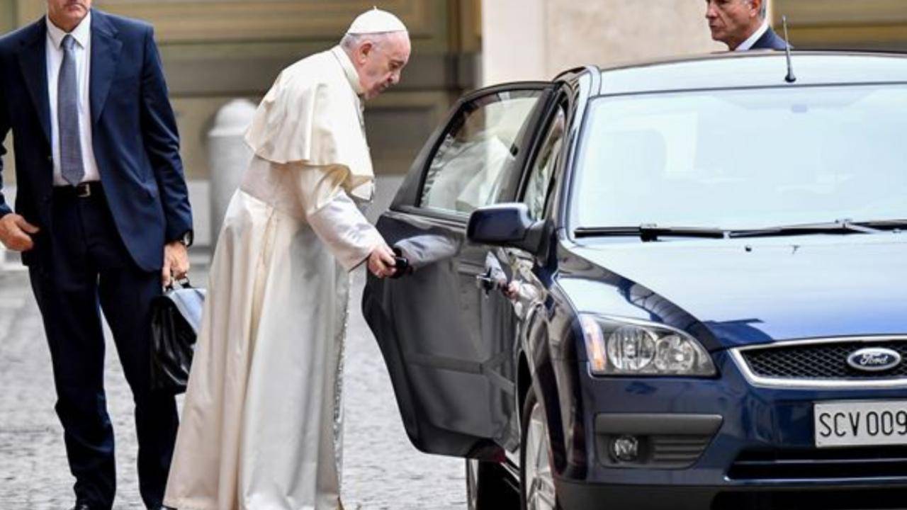 il papa sale in auto