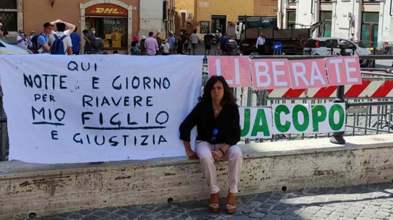 Giada Giunti striscione Montecitorio