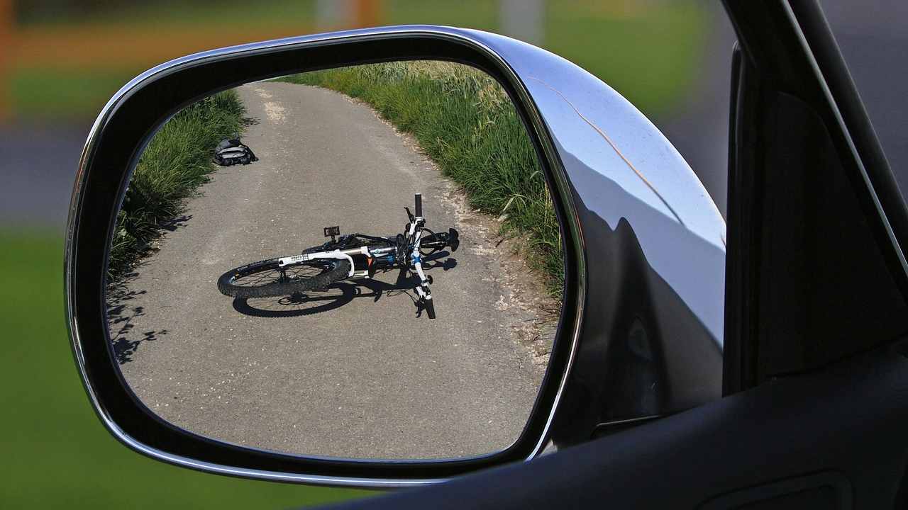 Bicicletta specchietto retrovisore incidente