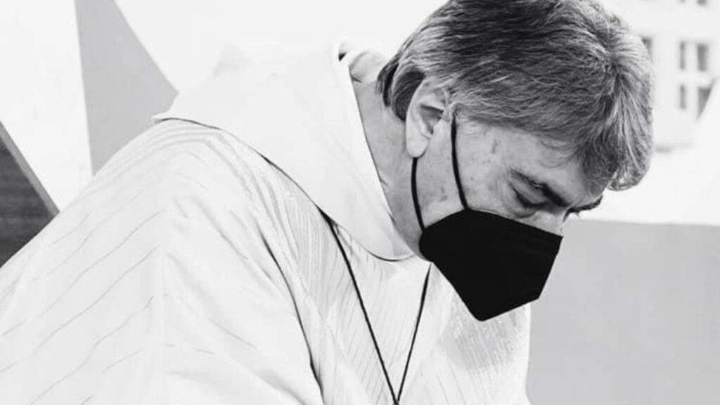 Samuele morto a soli 4 anni: il vescovo in lacrime davanti alla piccola bara bianca Samuele morto a soli 4 anni: il vescovo in lacrime davanti alla piccola bara bianca