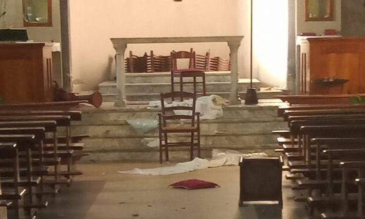 Scempio in chiesa: ostie buttate a terra e statua decapitata