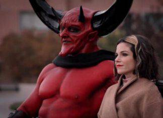 il demonio abbraccia una donna