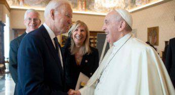 Biden stringe la mano al Papa mentre accade qualcosa di atroce col suo benestare