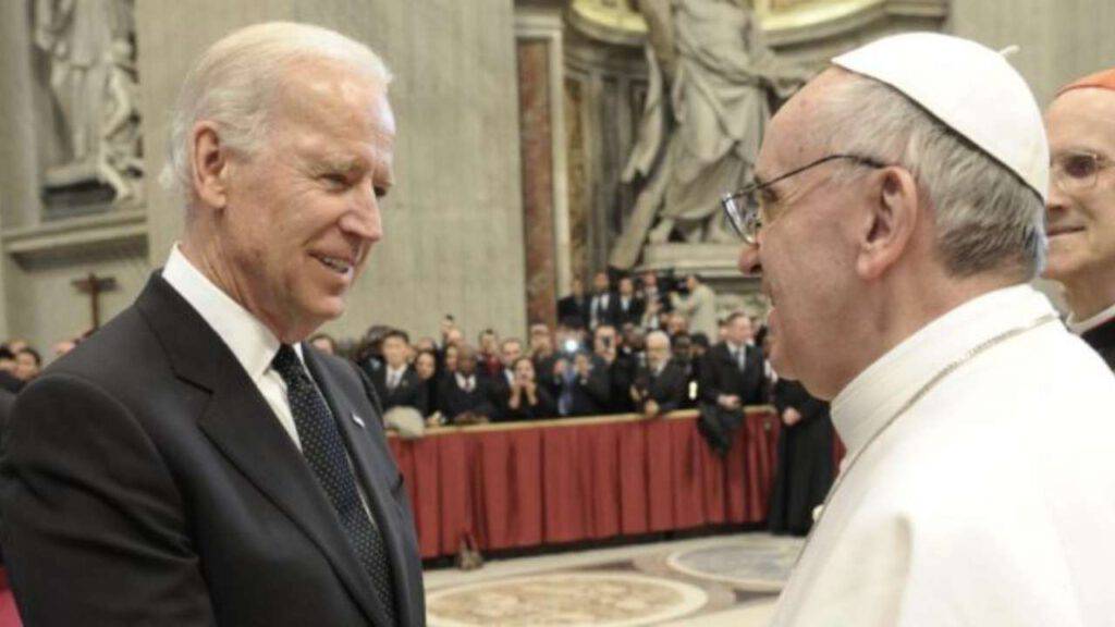 Papa Francesco e Biden: una faccia a faccia piuttosto teso e difficile Papa Francesco e Biden: una faccia a faccia piuttosto teso e difficile