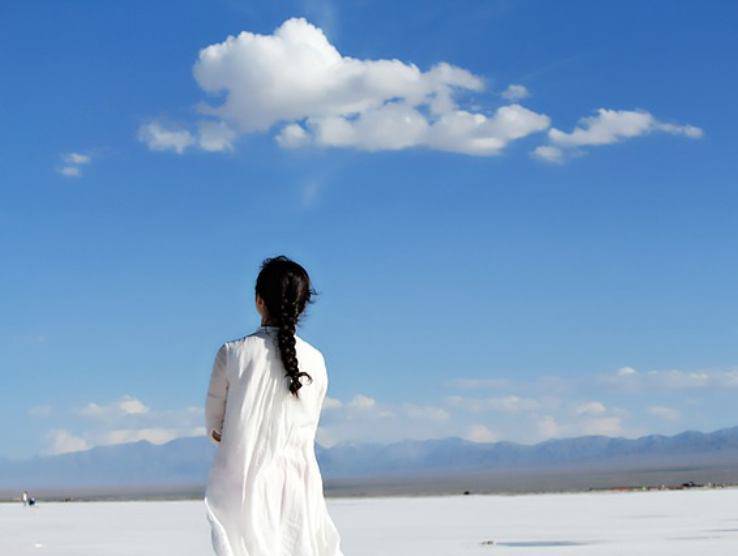 ragazza che guarda al cielo