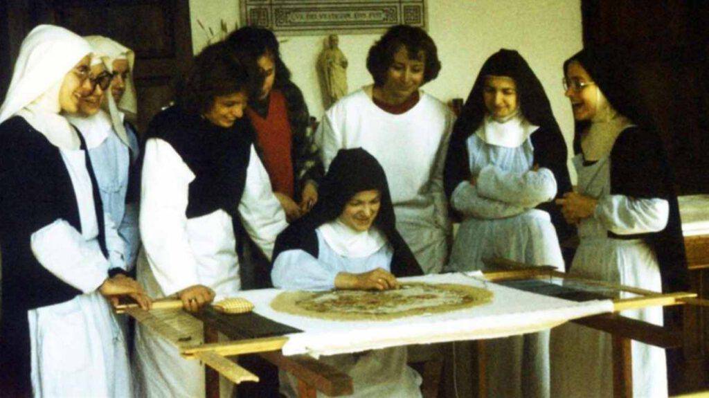 Salvano gli abiti dei nuovi martiri | Ma non tutti sanno per quale fine Salvano gli abiti dei nuovi martiri | Ma non tutti sanno per quale fine