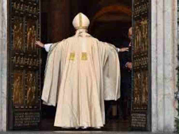 il papa apre la porta santa