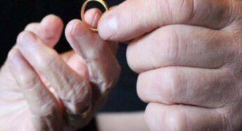 Dopo 50 anni lo ritrova in un posto impensabile: scoppia in lacrime