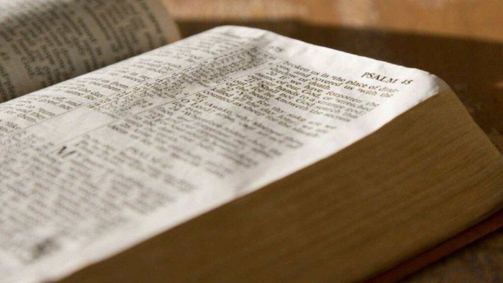 Politico e Prete rischiano il carcere per avere citato la Bibbia | Un rischio anche per noi?