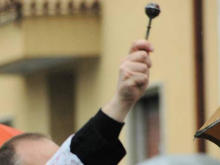 sacerdote che benedice