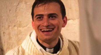 Giovane prete si definisce il “portinaio dello Spirito Santo” | Ecco il motivo