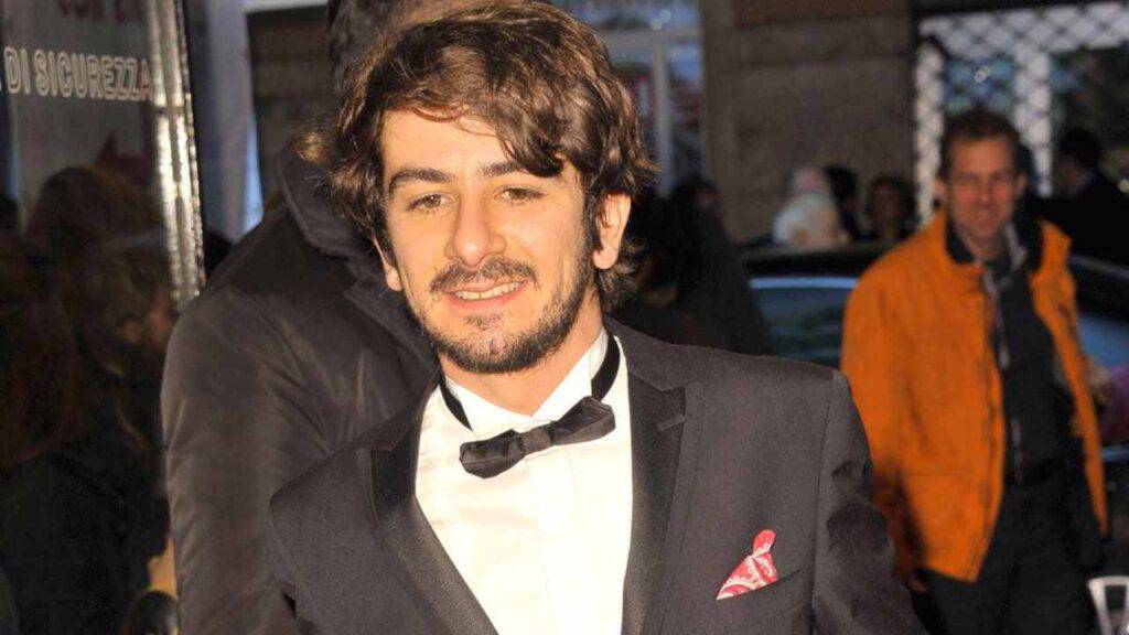 L’attore Mandelli che siamo abituati a vedere in TV, eccolo in una versione inedita L’attore Mandelli che siamo abituati a vedere in TV, eccolo in una versione inedita