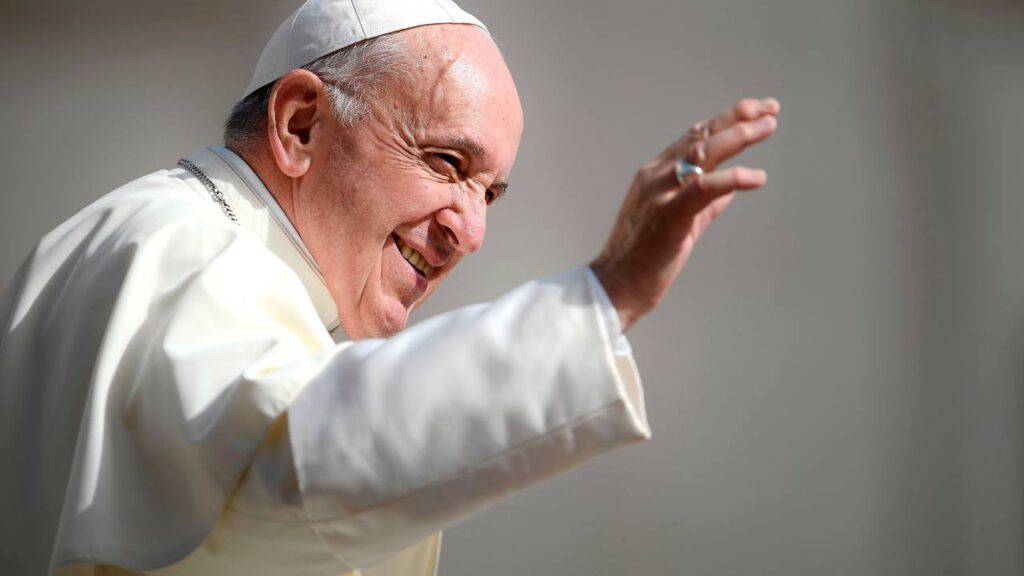 Il gesto di Papa Francesco alla famiglia che si commuove Il gesto di Papa Francesco alla famiglia che si commuove