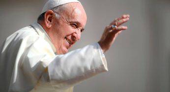 Il gesto di Papa Francesco alla famiglia che si commuove