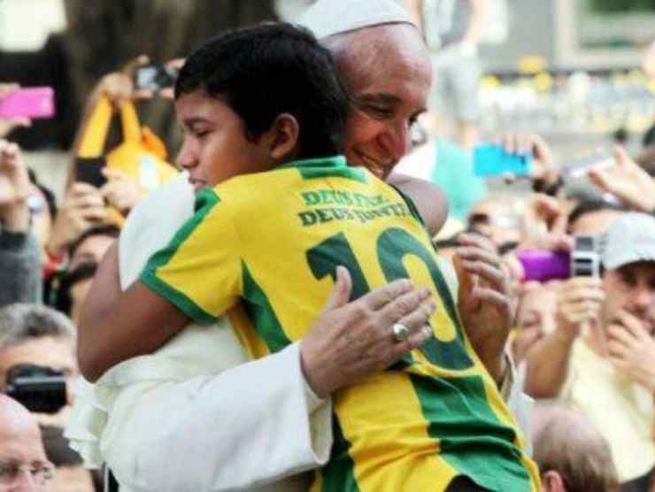 Nathan abbraccia Papa Francesco