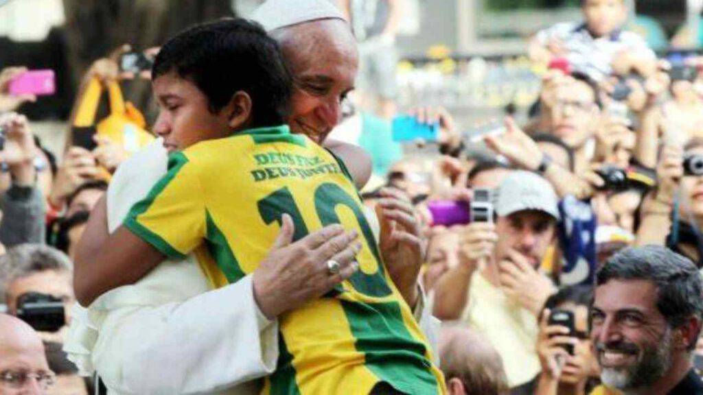 Inimmaginabile quello che è accaduto al bambino che abbracciò il Papa Inimmaginabile quello che è accaduto al bambino che abbracciò il Papa