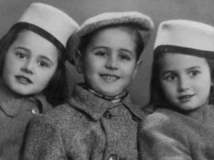 Il piccolo Sergio De Simone e le sue cugine