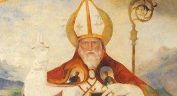 Il sacerdote si ingegna per dare la benedizione di San Biagio in modalità anti contagio