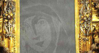 Un segno a dir poco insolito: la Madonna appare su una finestra
